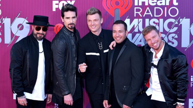 Vocalista da banda 'Backstreet Boys' afirma que a aposentada ultrapassa o limite da maré alta ao permanecer na areia diante de sua mansão, avaliada em cerca de R$ 20 milhões