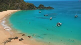 Cenário combina água cristalinas em tons de azul-turquesa, falésias preservadas e uma rica biodiversidade marinha