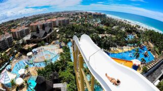O Insano, no Beach Park, no Ceará, ficou famoso internacionalmente pela queda quase vertical e pela velocidade que ultrapassa 100 km/h