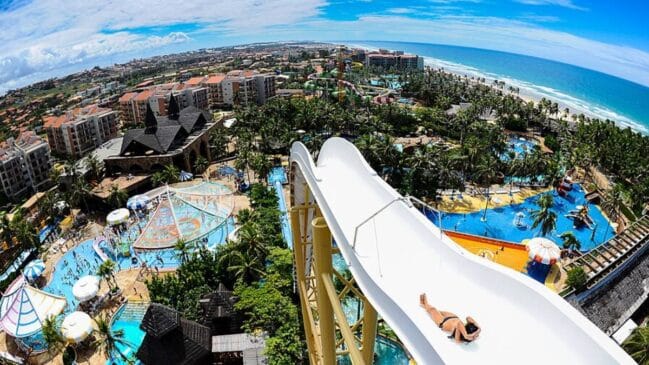 O Insano, no Beach Park, no Ceará, ficou famoso internacionalmente pela queda quase vertical e pela velocidade que ultrapassa 100 km/h