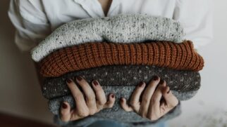 É possível transformar a tarefa de como organizar o guarda-roupa de forma prática em um momento de cuidado consigo e com seu espaço