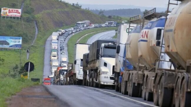 Caminhoneiros articulam paralisação nacional em protesto à alta do diesel, que acumula quase 20% de aumento em março de 2026. Foto: Valter Campanato/AB