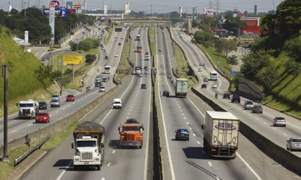 Estrada tem nomes regionais, como Via Dutra, entre Rio de Janeiro e São Paulo