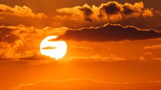 Manchas solares e explosões gigantes marcam o auge do ciclo solar, responsável por efeitos na Terra e auroras mais intensas ao redor do mundo