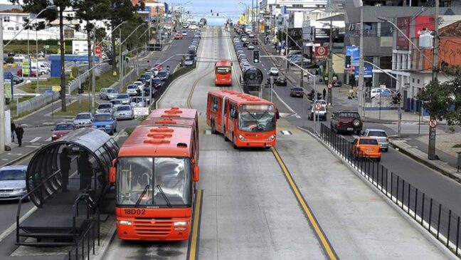 Hoje, o BRT curitibano opera em cinco eixos principais