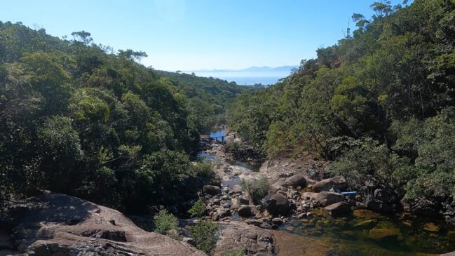 Situada no Parque Estadual da Serra do Tabuleiro, em Palhoça, a Cachoeira do Jarrão proporciona uma das vistas mais privilegiadas da região