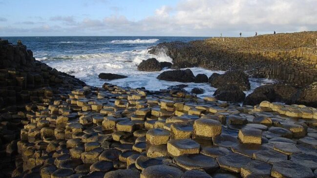 Calçada dos Gigantes é uma área na costa do Condado de Antrim, na Irlanda do Norte