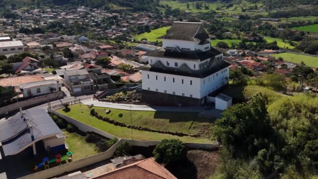 Situado no ponto mais alto da cidade, o castelo pode ser avistado até mesmo de rodovias próximas