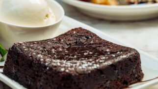 Bolo de chocolate fitness leva ingredientes mais leves e tem cerca de 220 calorias por porção