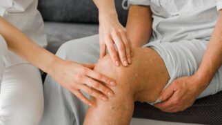 As necessidades de cálcio e vitamina D variam conforme idade, sexo e condições individuais. Um profissional de saúde poderá avaliar as necessidades específicas e orientar a melhor forma de atendê-las