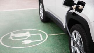 O carro elétrico pode pesar menos no gasto diário, mas a troca de pneus pode surpreender.