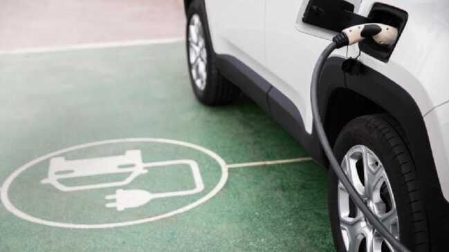 O carro elétrico pode pesar menos no gasto diário, mas a troca de pneus pode surpreender.