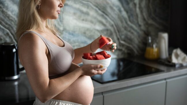 Saiba quais alimentos são recomendados, o que evitar e como organizar a dieta durante a gravidez