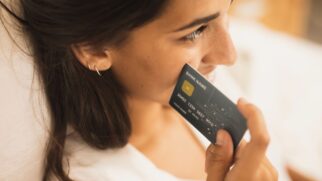 Um erro conceitual comum é enxergar o limite do cartão de crédito como parte integrante da renda mensal