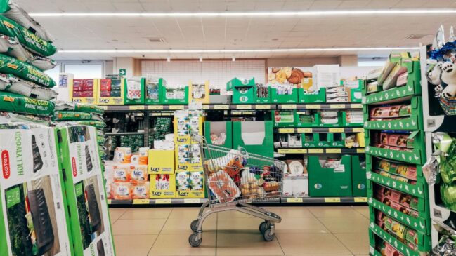 Planejamento e escolhas estratégicas ajudam a reduzir em até 30% o valor final das compras