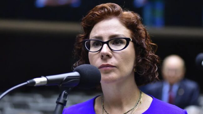 Carla Zambelli segue presa nos arredores de Roma