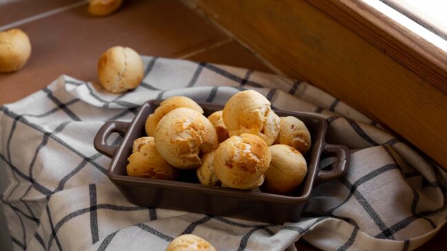 Avaliação às cegas analisou sabor, textura e aparência de pães de queijo congelados populares nas prateleiras
