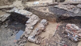 Vestígios de um castelo construído por ordem de Carlos V vieram à tona durante obras em Ghent, na Bélgica, revelando muralhas, objetos do cotidiano e esqueletos de um antigo cemitério ligado à Abadia de São Bavão