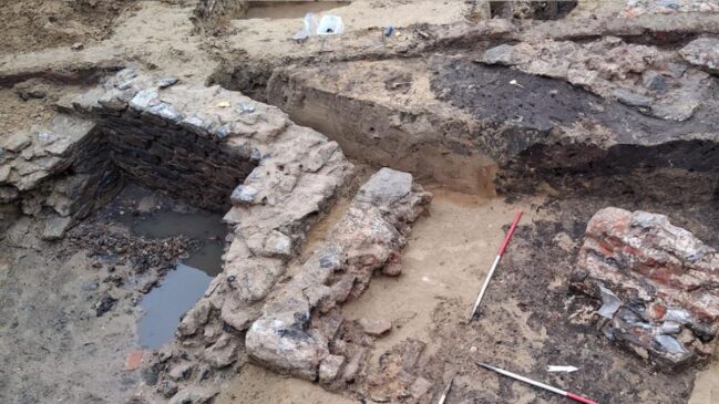 Vestígios de um castelo construído por ordem de Carlos V vieram à tona durante obras em Ghent, na Bélgica, revelando muralhas, objetos do cotidiano e esqueletos de um antigo cemitério ligado à Abadia de São Bavão