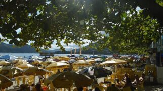 O Litoral Sul oferece uma diversidade de praias, das urbanas às mais selvagens. Seus quiosques refletem essa variedade, com opções que vão desde petiscos tradicionais a pratos com peixes frescos assados na brasa