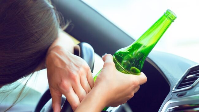 Em território brasileiro, dirigir sob o efeito de álcool pode chegar a uma multa de R$ 5,8 mil