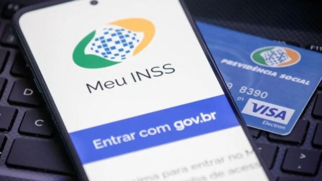 A consulta correta das datas e dos valores exatos do abono natalino deve ser feita exclusivamente por meio do portal ou aplicativo oficial Meu INSS. O governo alerta para o uso de fontes oficiais, evitando fraudes envolvendo a antecipação do 13&ordm; do INSS 2026. Divulgação/INSS