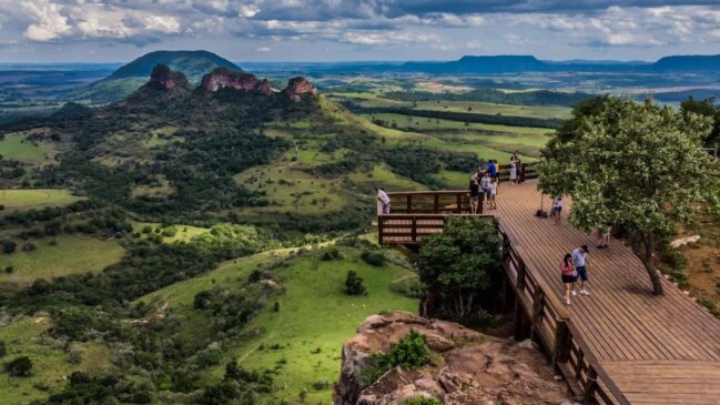 Grande destaque do local é o seu mirante principal, que oferece uma experiência de 'flutuação' sobre um paredão