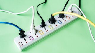 Este caos elétrico tem os dias contados. O sistema modular oferece um futuro sem gambiarras e com muito mais segurança