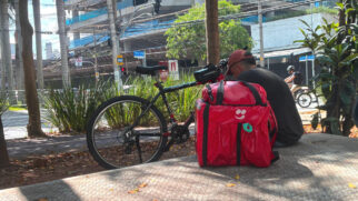 Dados citados em pesquisas apontam centenas de milhares de entregadores na capital e na região metropolitana. A demanda do delivery continuou alta mesmo depois da fase aguda da Covid-19. Fotos: Joseph Silva/Gazeta de S. Paulo
