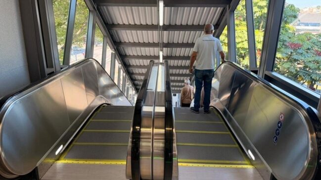 Escadas foram instalados no acesso localizado próximo ao terminal de ônibus urbano