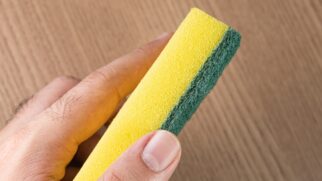 Técnica consiste em adaptar a esponja para que ela se encaixe perfeitamente nas ranhuras do trilho