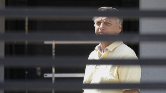 Aliados autorizados pelo STF se reúnem com o ex-presidente na Papudinha, em Brasília, enquanto visitas de investigados seguem restritas para preservar investigações e a ordem da unidade