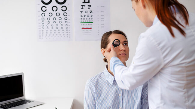 Ao observar o fundo do olho com o auxílio de luz e lentes específicas - e, em alguns casos, com a pupila dilatada por meio de colírios - é possível identificar alterações que ainda não provocaram sintomas