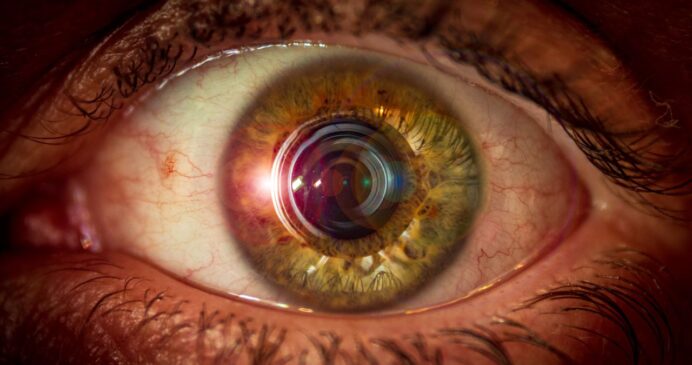 Ao considerar a evolução histórica da oftalmologia de lentes de vidro a cirurgias e próteses a nanotecnologia se apresenta como um passo importante rumo a uma nova era de tratamentos visuais