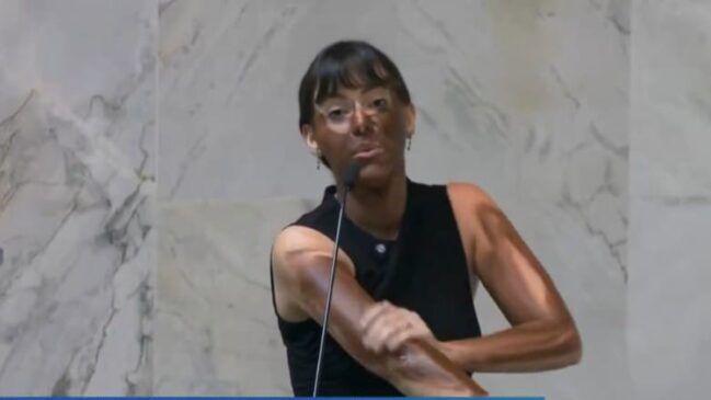 Fabiana Bolsonaro pintou o rosto de marrom na Alesp