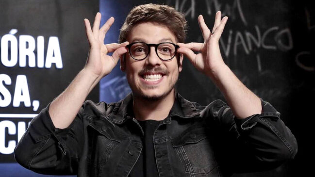 Taboão da Serra, na Grande São Paulo, recebe uma noite de humor com o comediante e apresentador Fábio Porchat, que apresenta o espetáculo "Histórias do Porchat" no Cemur