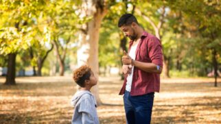 Reconhecimento sincero dos pais pode mudar a forma como a criança se vê, aprende e reage às frustrações, apontam estudos sobre desenvolvimento infantil