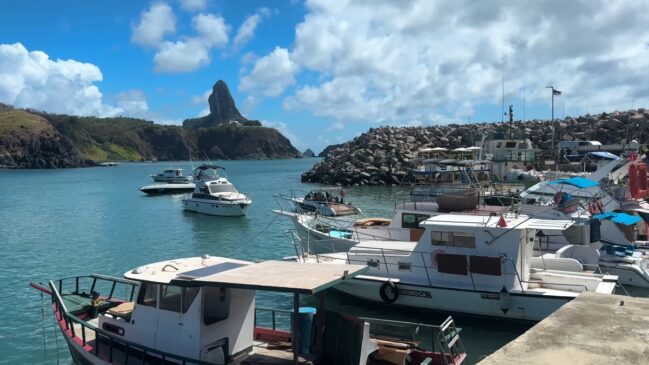 Arquipélago de Fernando de Noronha, em Pernambuco, guarda uma peculiaridade que surpreende muitos visitantes: nenhum nascimento é registrado na ilha desde 2004