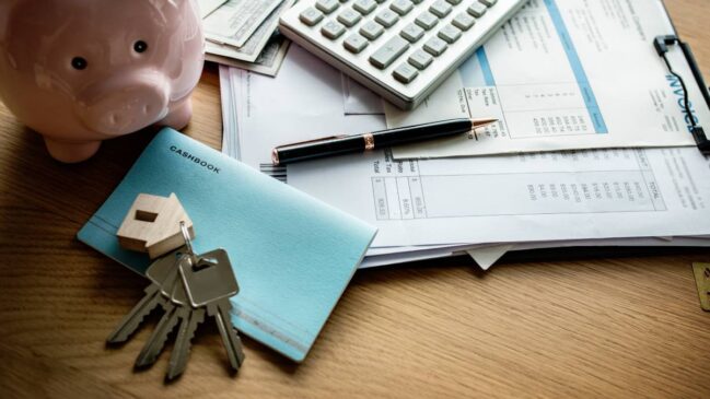 Escolha entre alugar ou financiar envolve contas financeiras, mas também fatores como estabilidade e mobilidade (Foto: Freepik)