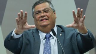 Medida do ministro Flávio Dino, do STF (Supremo Tribunal Federal), a aposentadoria compulsória de magistrados não é mais permitida como pena máxima por violações disciplinares