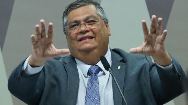 Medida do ministro Flávio Dino, do STF (Supremo Tribunal Federal), a aposentadoria compulsória de magistrados não é mais permitida como pena máxima por violações disciplinares