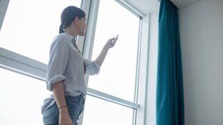 Sistemas inteligentes de controle de luz ganham espaço e mudam a forma como brasileiros escurecem os ambientes.