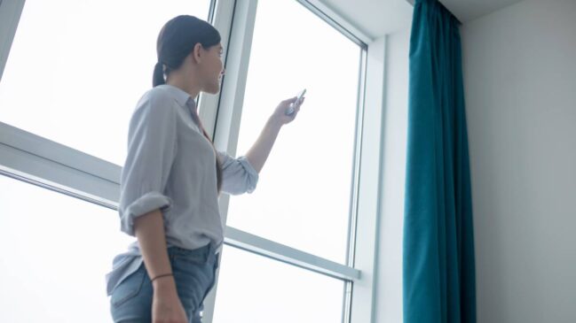 Sistemas inteligentes de controle de luz ganham espaço e mudam a forma como brasileiros escurecem os ambientes.
