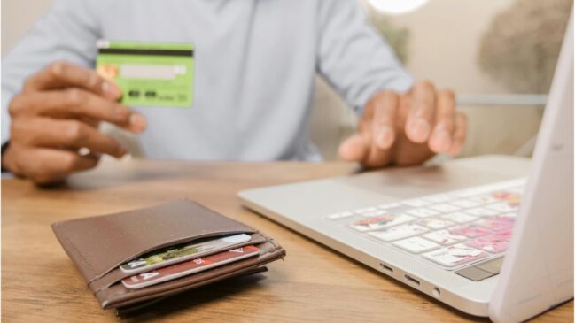 Facilidade de contratação via aplicativo atrai o trabalhador, mas especialistas alertam que o crédito deve ser usado para renegociação, não para consumo