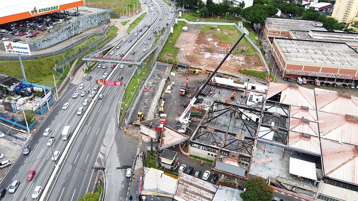 Imagens recentes mostram a desmontagem das estruturas da antiga concessionária da Volkswagen que funcionava no terreno.