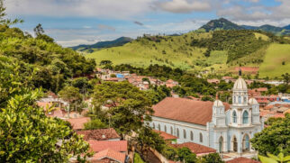 A cidade combina natureza, gastronomia, arte e aventura em um roteiro que funciona bem para fim de semana, feriado e viagem de inverno