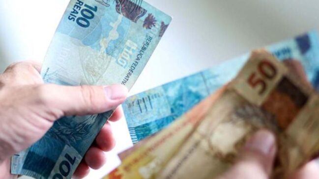De acordo com a Consolidação das Leis do Trabalho (CLT), o trabalho em feriados é permitido apenas em atividades específicas