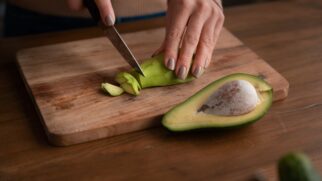 Dominar a arte de como conservar abacate cortado para não ficar preto é mais do que um truque de cozinha; é aplicar ciência para otimizar alimentos
