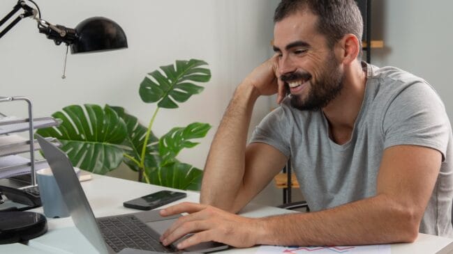 Reservar cinco minutos ao fim do expediente para organizar o local ajuda a renovar o astral e elevar a disposição para o dia seguinte - (Freepik)