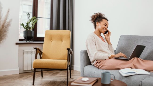 Um erro comum é permitir que itens da rotina familiar, como controles remotos ou objetos de crianças, ocupem a mesa de trabalho